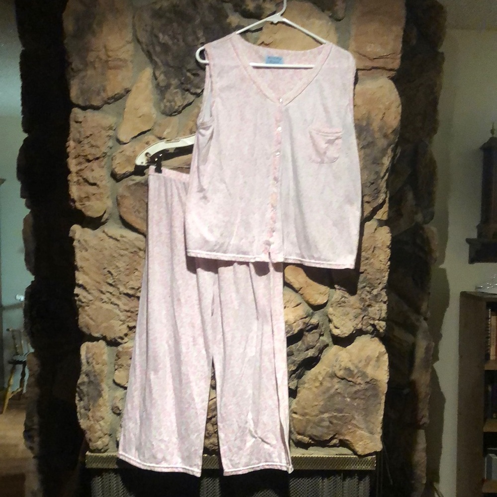 Pink flowers pajamas tank pants med has stain